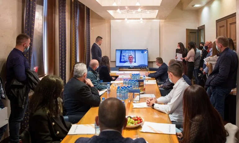 Избори 2021 – холограмни лидери и нови политици със стари муцуни - Tribune.bg