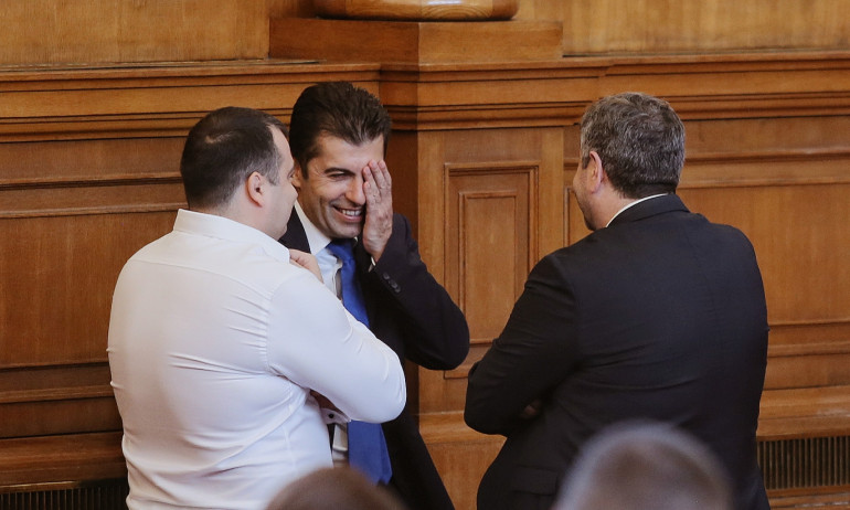 Петков си каза всичко пред Гардиън: Изнасяме оръжие за Украйна през Полша - Tribune.bg