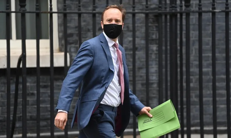 Целувка с подчинена разклати стола на британския здравен министър - Tribune.bg