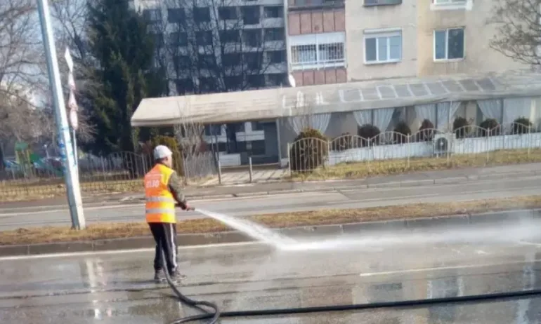 Поради високите температури мият входно-изходни булеварди в София - Tribune.bg