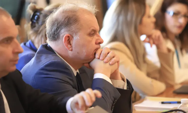 Предложение: Вместо в неплатен отпуск, служебният премиер да е с временно прекратени правомощия - Tribune.bg