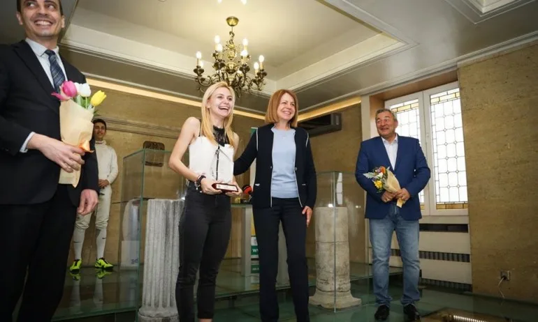 Фандъкова връчи специален приз на Йоана Илиева - Tribune.bg