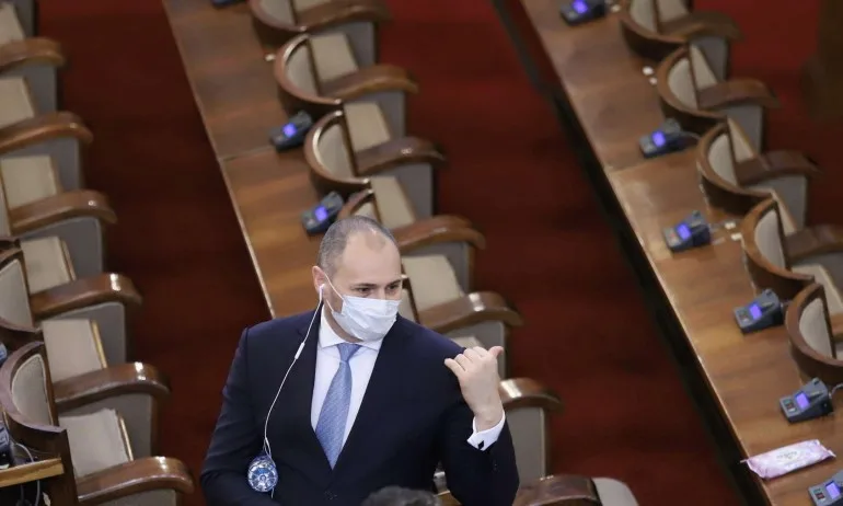 Депутат дари 400 книги на малки читалища и библиотеки - Tribune.bg