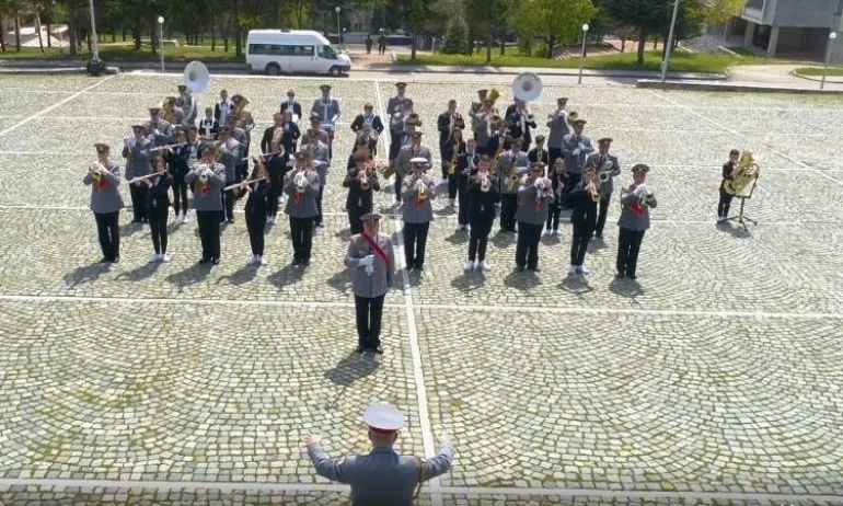 Два оркестъра с компилация от военен марш и рап парче (ВИДЕО) - Tribune.bg