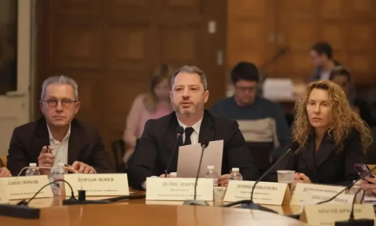 Финансовата комисия прие на първо четене бюджетите за ДОО и НЗОК. На ред е централната план-сметка на държавата - Tribune.bg