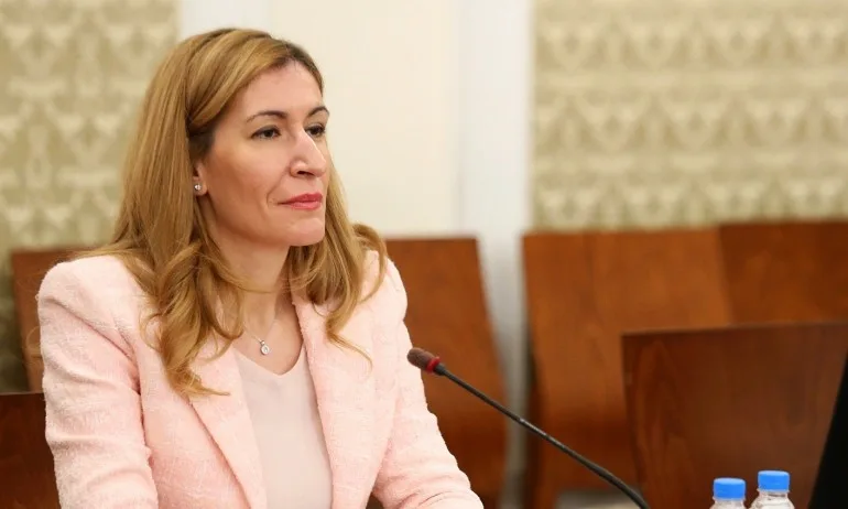 Ангелкова: Предлагаме издаване на ваучери от туроператорите за бъдещо пътуване до 24 месеца - Tribune.bg
