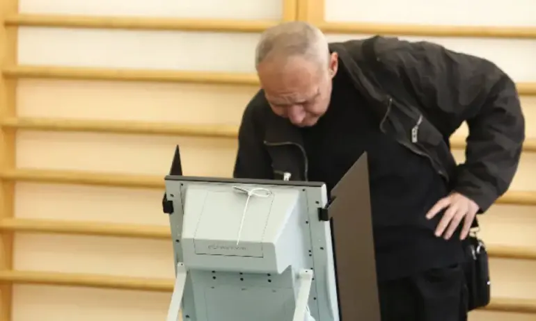 Скандално: Зам.-министър Михаил Стойнов е снимал с телефона си кодовете на машините за гласуване - Tribune.bg