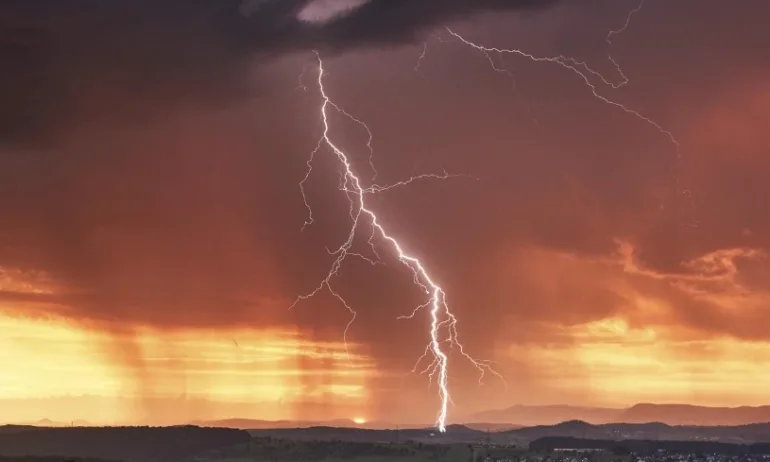 Времето се развихря: Очакват се дъждове, гръмотевици и резки пориви на вятъра - Tribune.bg