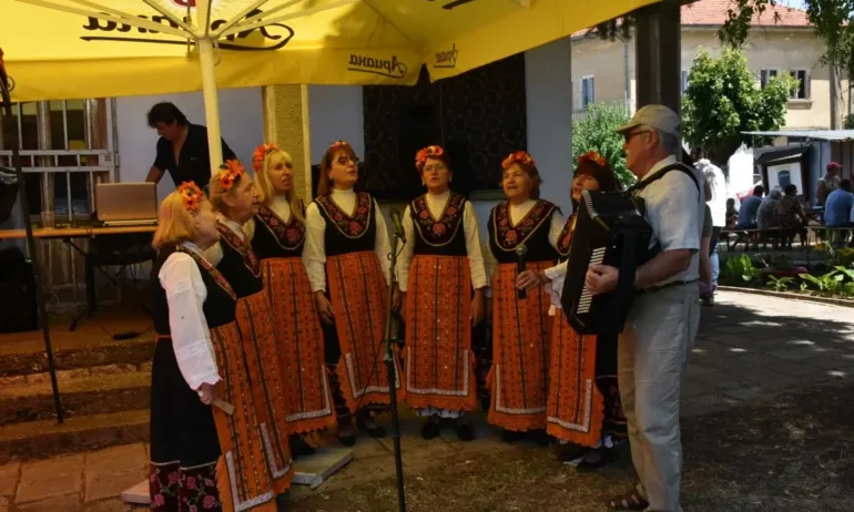 Кметът на Ловеч се включи в празника на село Деветаки (СНИМКИ) - Tribune.bg