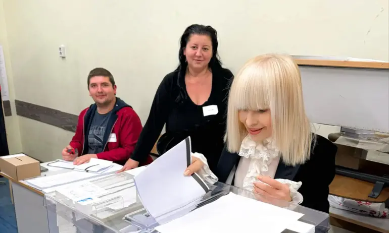 Лили Иванова гласува, благодари на членовете на СИК за уважението - Tribune.bg