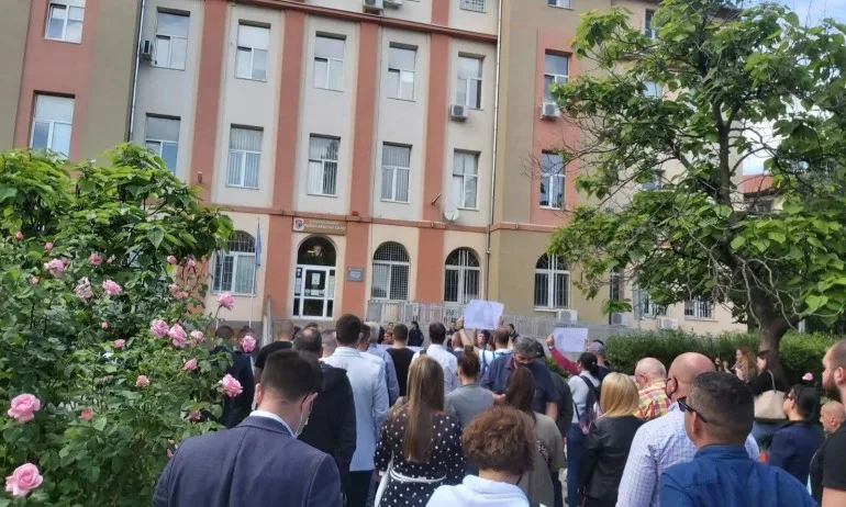 Многолюден протест в Красно село, искат оставката на Росина Станиславова (СНИМКИ) - Tribune.bg