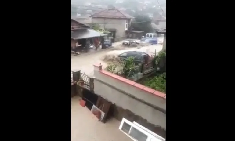 Пороен дъжд наводни Котел, обявяват бедствено положение - Tribune.bg