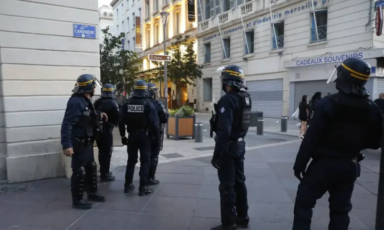 Франция овладява протестите с бронирани автомобили - Tribune.bg