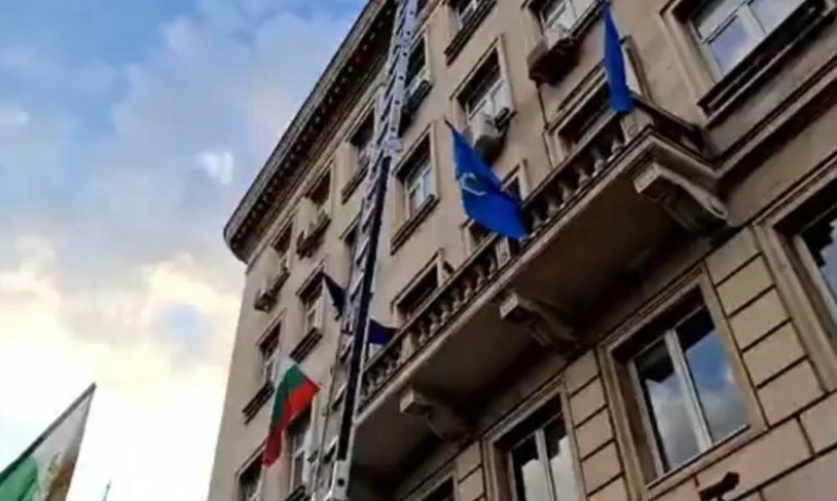 Напрежение пред Столична община, Възраждане опитаха да свалят украинския флаг - Tribune.bg