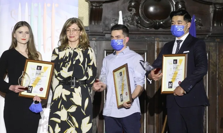 Екатерина Захариева връчи награди на най-добрите чуждестранни студенти у нас - Tribune.bg