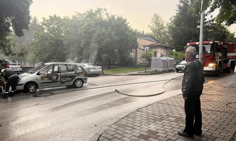 Лек автомобил пламна по време на гръмотевична буря в Търново