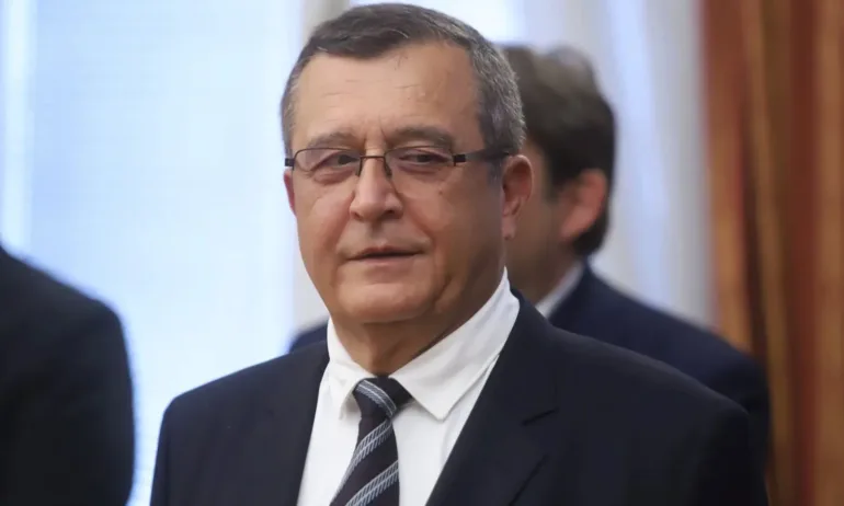 МОН: Ще се борим за максимално присъствено обучение - Tribune.bg