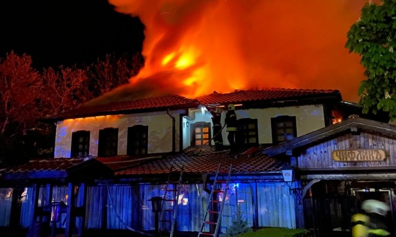 Пожар изпепели хотелски комплекс в старинен Казанлък - Tribune.bg