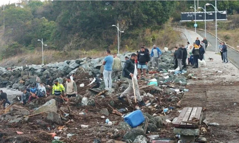 След потопа в Царево: златна треска по плажа за отнесен сейф (СНИМКИ) - Tribune.bg
