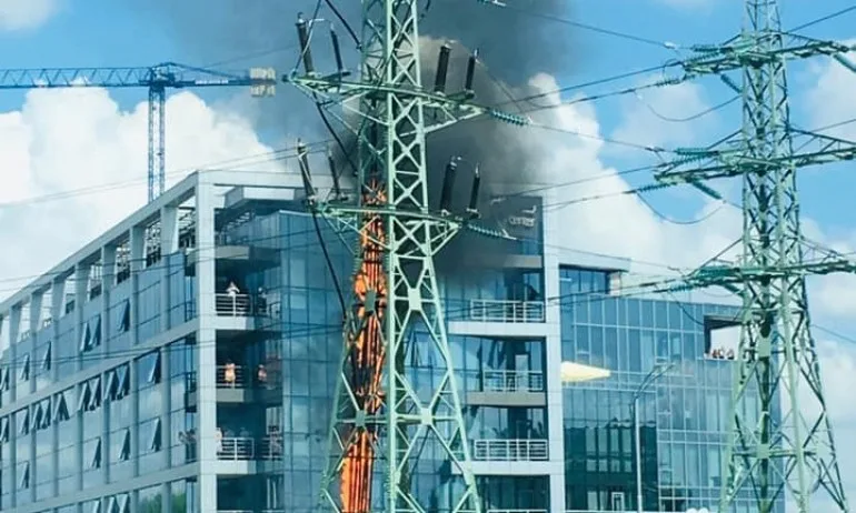 Гори електрически стълб в София - Tribune.bg