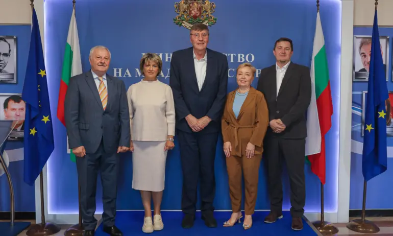 Министър Глушков подкрепи кандидатурата на България за ЕП по спортна стрелба - Tribune.bg