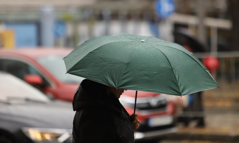 Код опасно време: Интензивни валежи и силен вятър в страната - Tribune.bg