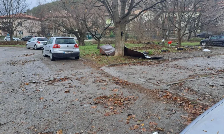 Ураганен вятър в Перник. Има сериозни материални щети - Tribune.bg