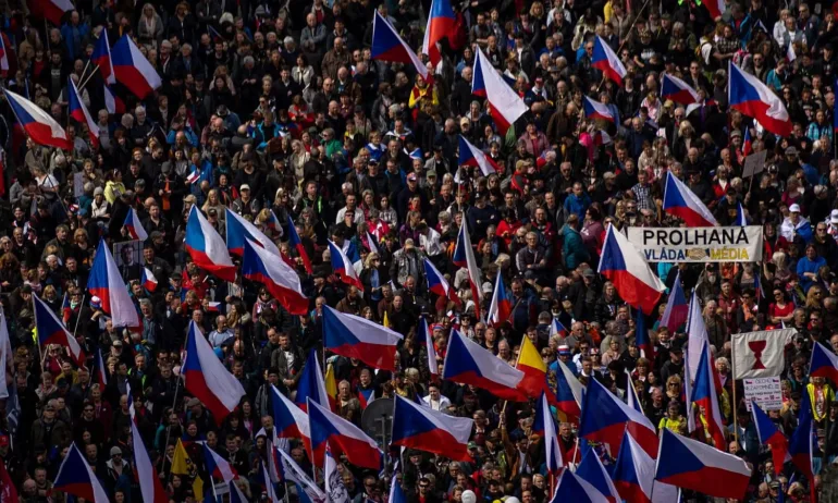Многохиляден протест в Прага срещу бедността - Tribune.bg