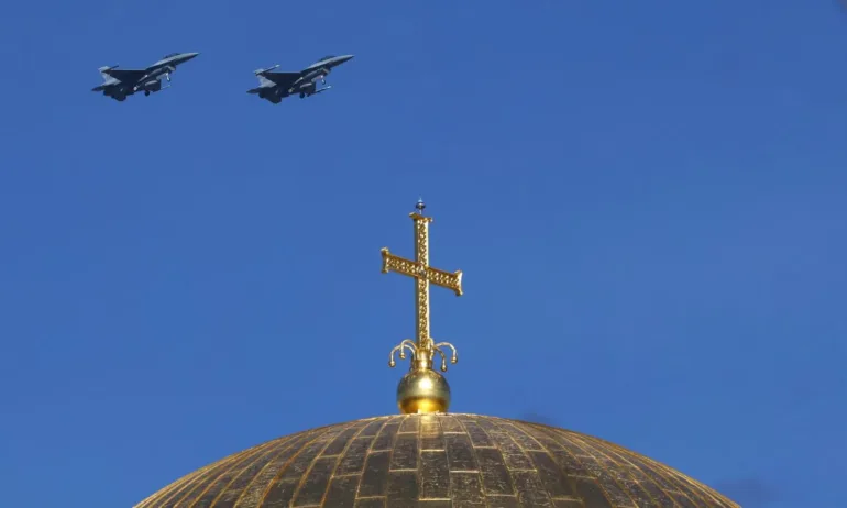 Български изтребители F-16 в небето над София. Изпълняват учебни полети за кацане на цивилни летища - Tribune.bg