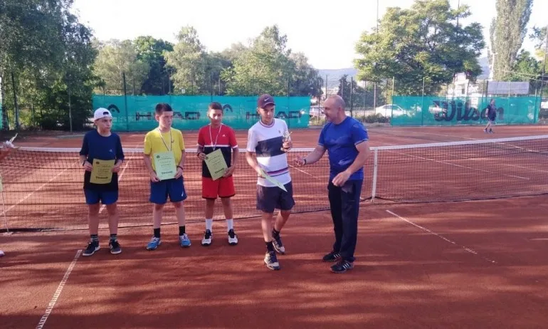 Александър Сеизов и Алина Кукова спечелиха регионално до 14 г. в Радомир - Tribune.bg