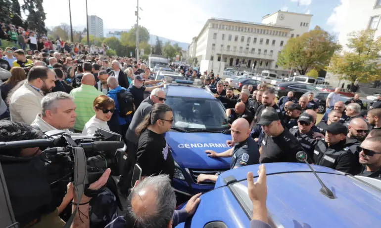 Отчаяни за машинен вот искаха да нахлуват в ЦИК - Tribune.bg