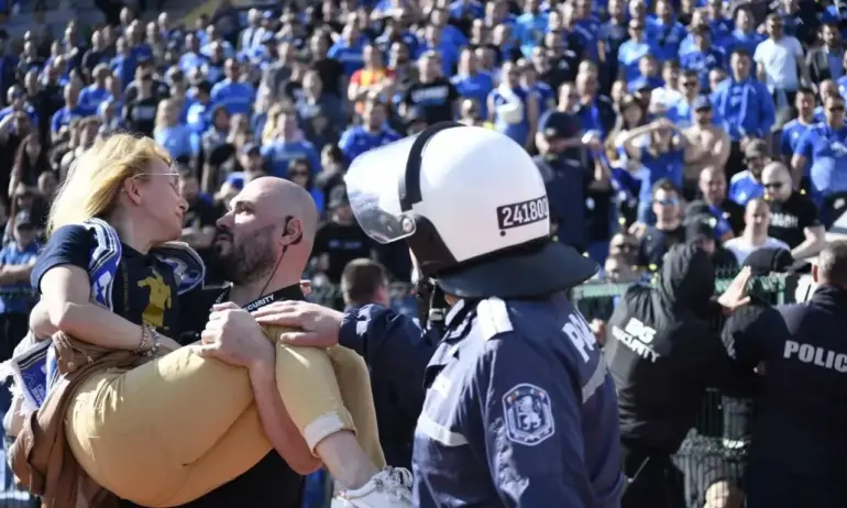 За първи път на Левски – ЦСКА полицаите бяха с каски с лични номера - Tribune.bg