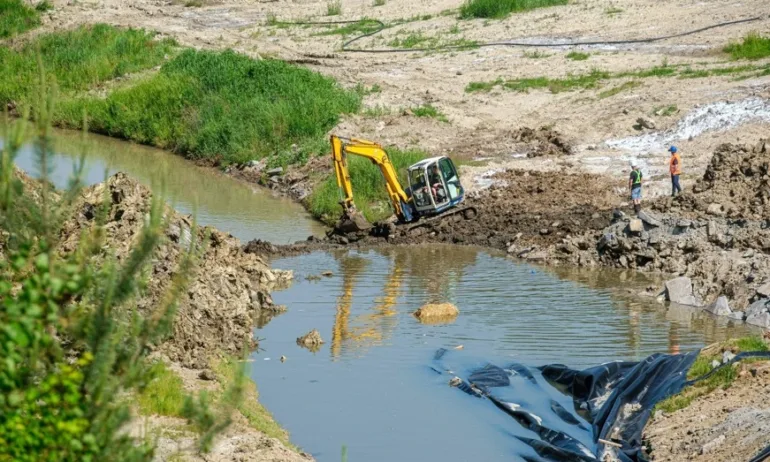 Трима загинали и масови евакуации след наводнения в Румъния - Tribune.bg