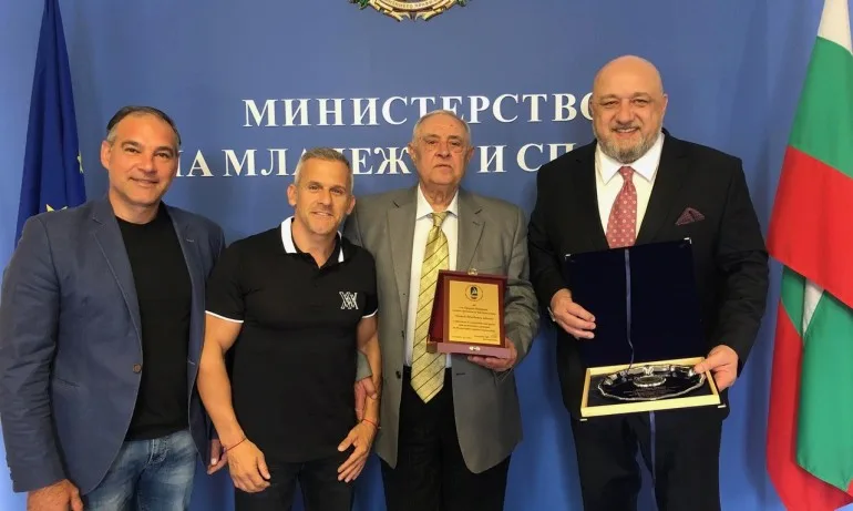 Министър Кралев награди Никола Проданов с почетен плакет на ММС - Tribune.bg