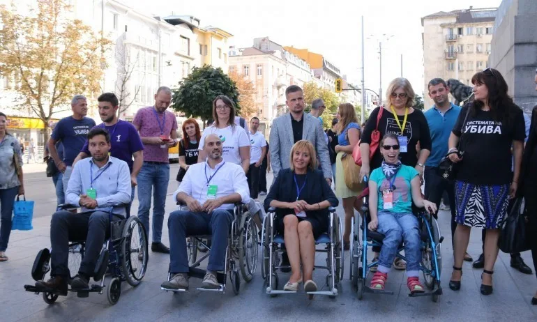 Манолова пазари ДБ и Бонев за подкрепа? - Tribune.bg