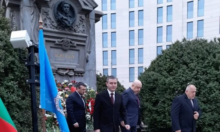 Борисов се поклони пред Паметника на Васил Левски - Tribune.bg