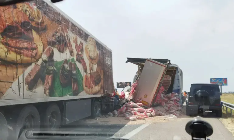 Катастрофа с два тира и бус блокира Тракия - Tribune.bg