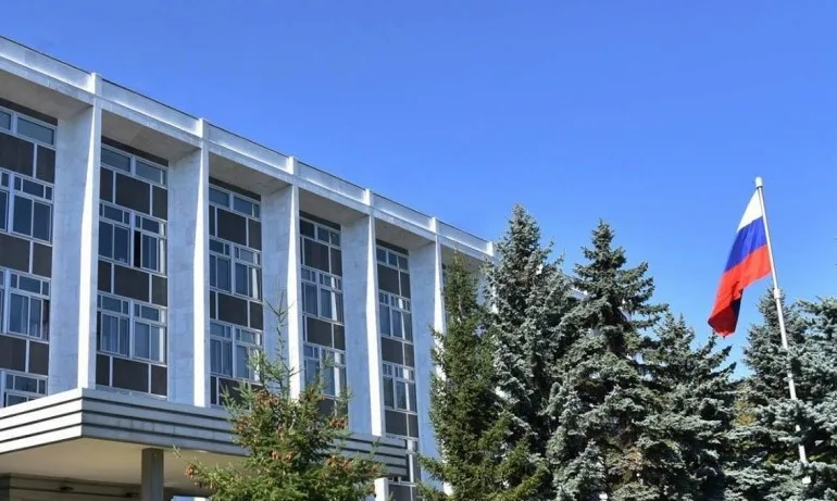 Руското посолство с ироничен коментар към бившия шеф на разузнаването - Tribune.bg