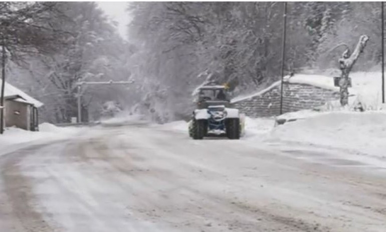 Около 15 см сняг на Петрохан, 8 машини чистят - Tribune.bg