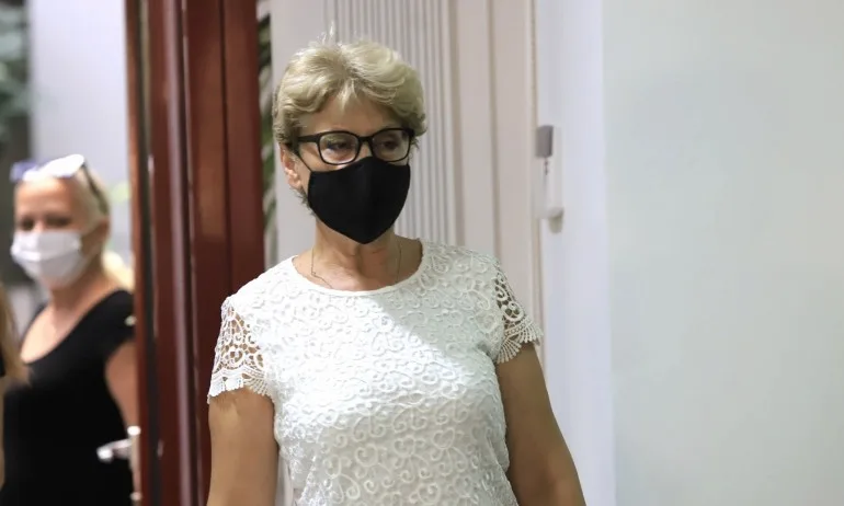 Комитова подозира саботаж: Строители нарочно не плащали на работниците, за да ги изкарат на площадите - Tribune.bg