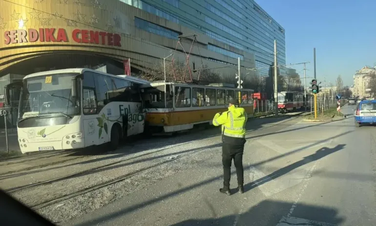 Катастрофа между трамвай и автобус на трамвайните релси