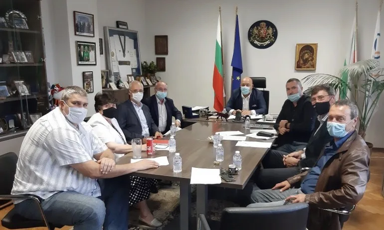 Министър Кралев с указанията за противоепидемични мерки в закрити спортни обекти - Tribune.bg