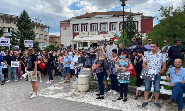 Ресторантьори на протестно шествие във Велико Търново - Tribune.bg