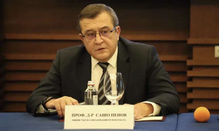 Просветният министър за бомбените заплахи: Не съм чул да падат бомби в българските училища - Tribune.bg