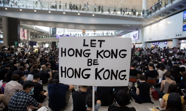 Тридневни протести на летището в Хонконг - Tribune.bg
