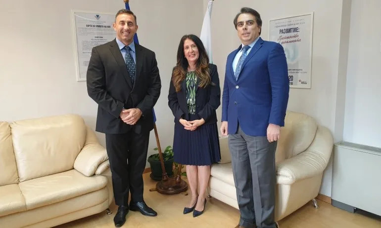 Първо посещение на американски посланик в НАП - Tribune.bg