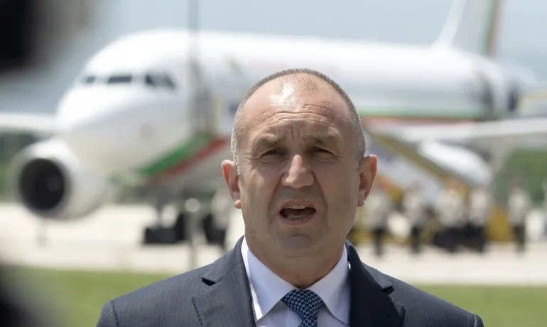 Радев подари на папата икона триптих със Света Богородица от Тревненската школа - Tribune.bg