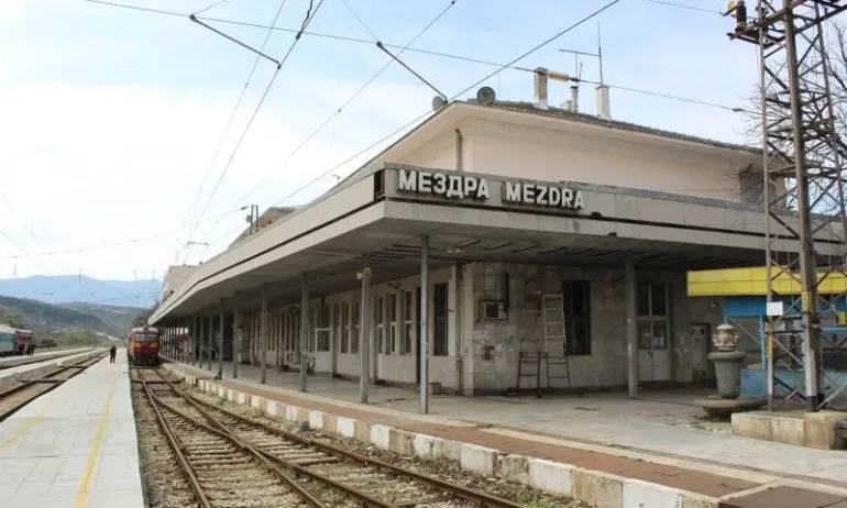Машинистите на влака, прегазил мъж на гара Мездра, са с положителна проба за наркотици - Tribune.bg