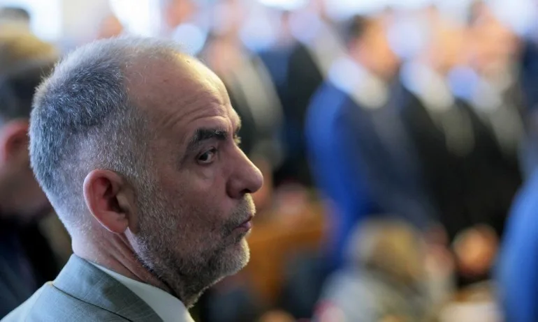 Едни искат да се ваксинират, други не искат. Едни искат да ядат свинско, други - моркови - Tribune.bg