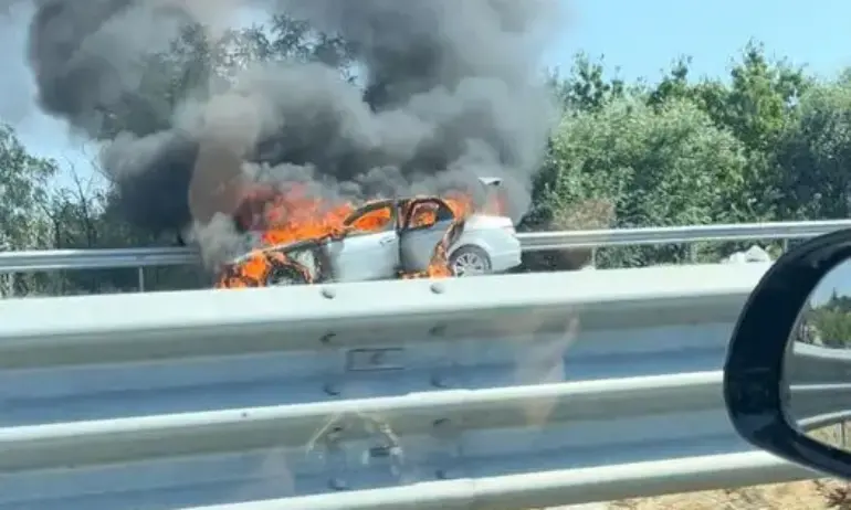 Кола изгоря напълно на АМ Тракия - Tribune.bg
